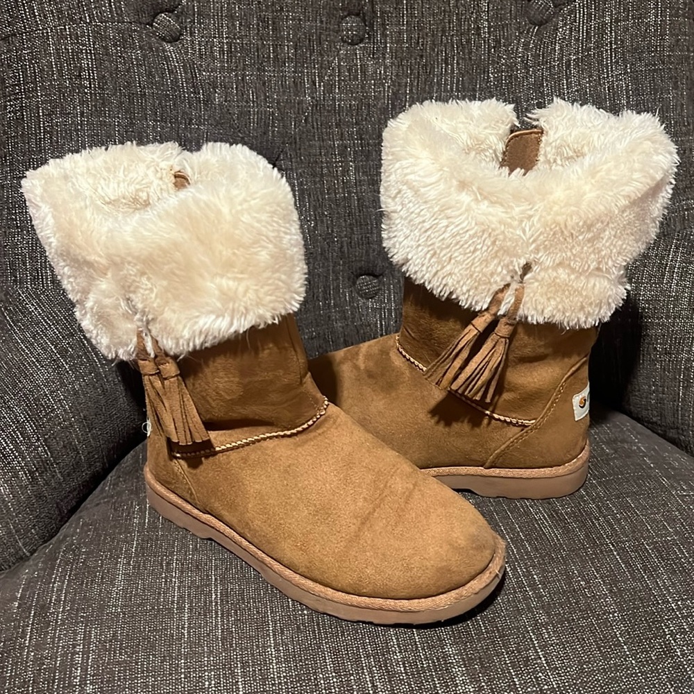 Chestnut, Makalu, size 2 fuzzy boots.